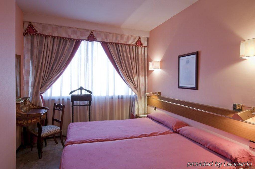 Foxa 25 Hotel Madrid Room photo